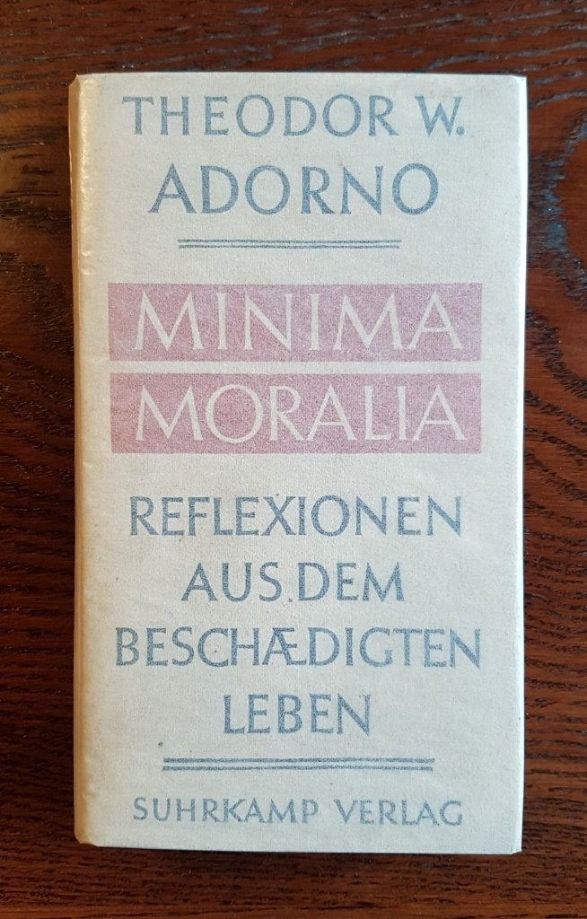 Adorno - Minima moralia, Boeken, Ophalen of Verzenden, Gelezen