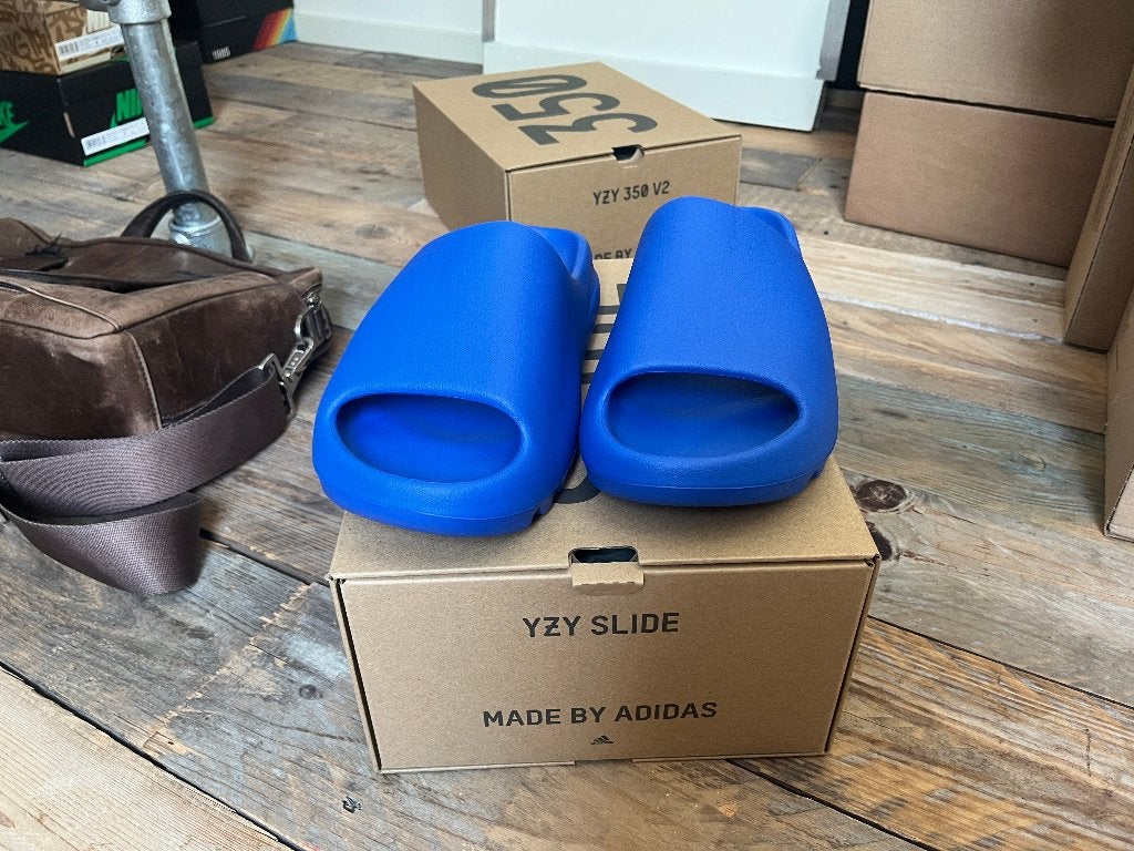 Adidas yeezy slides azure - 43, Slippers, Blauw, Nieuw, Ophalen of Verzenden