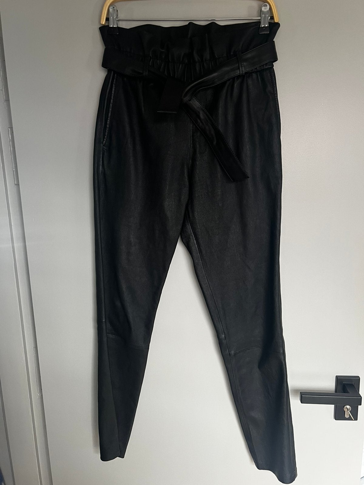 Nieuwstaat Suite 22 leren broek, Maat 38/40 (M), Zwart, Ophalen of Verzenden, Zo goed als nieuw