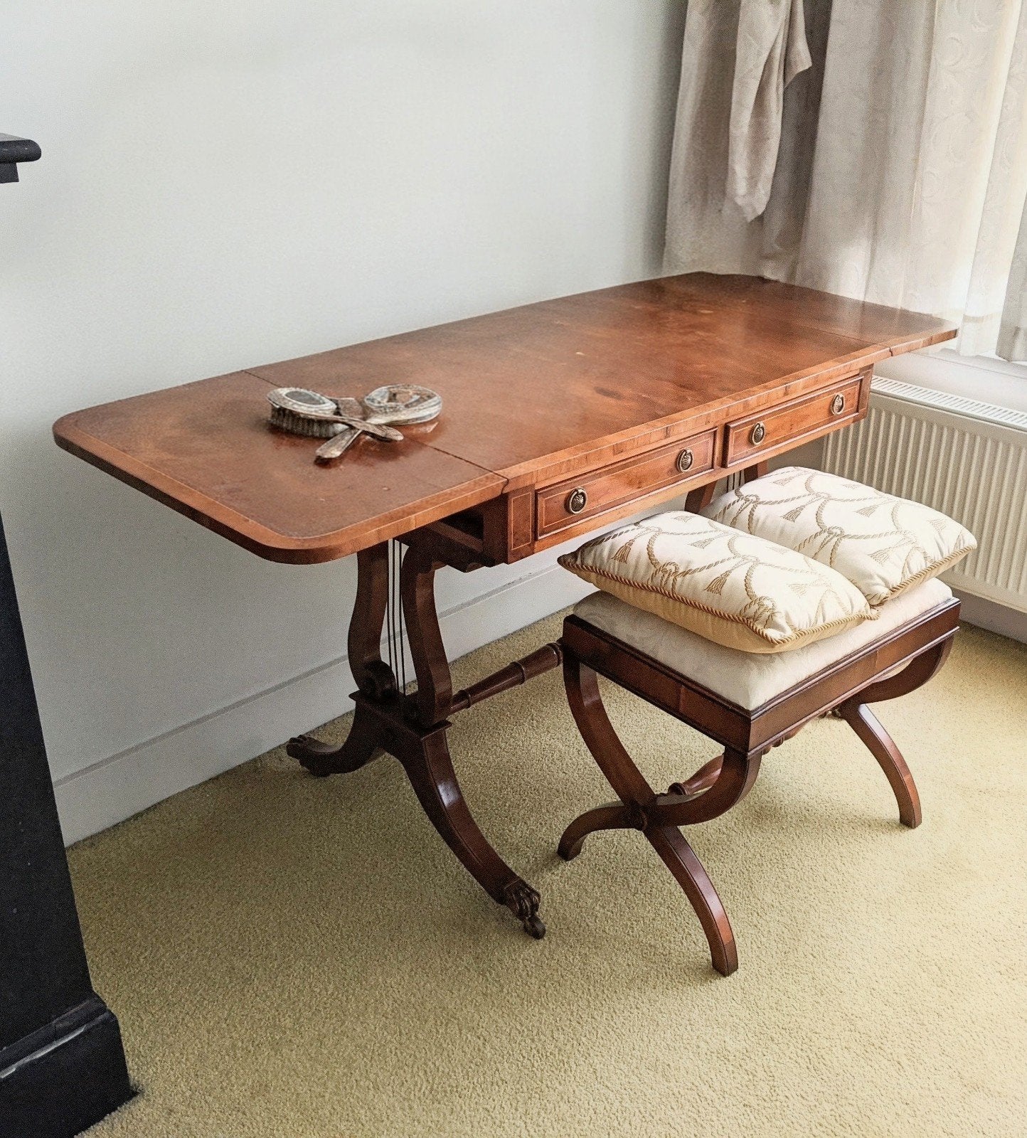 Sierlijk Engels bureau / kaptafel in mahonie en wortelhout