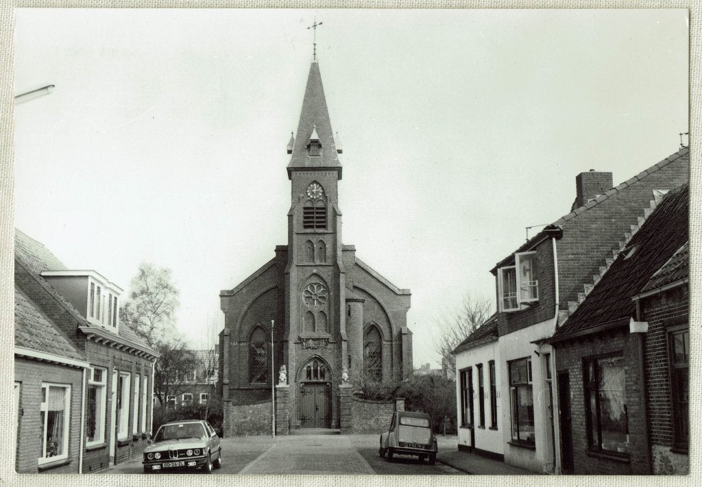 Nieuw- en St. Joostland – Hervormde Kerk( met 2CV en BMW), Ophalen of Verzenden, 1960 tot 1980, Ongelopen, Zeeland