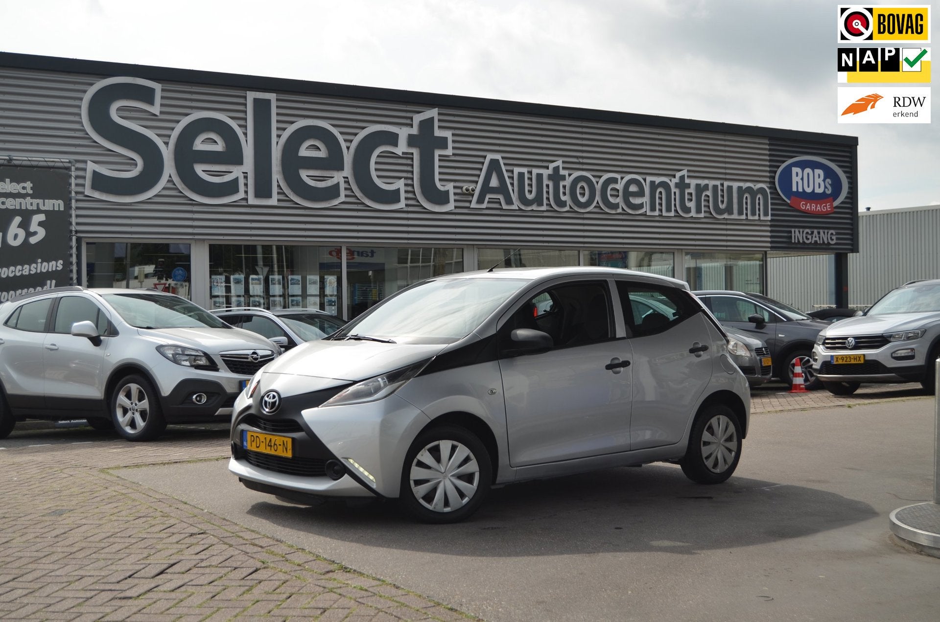 Toyota Aygo 1.0 VVT-i X-fun |AIRCO|5 DRS| BLUETOOTH| NAVIGAT, Stof, Gebruikt, Met garantie (alle), 4 stoelen