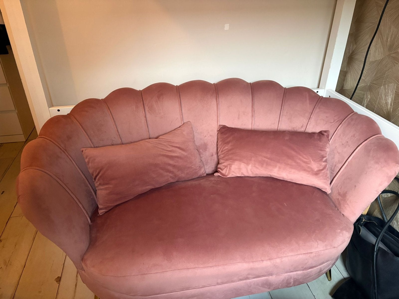 Roze schelp bankje - 2-persoons fluwelen bank, Huis en Inrichting, Banken | Sofa's en Chaises Longues, Ophalen, Gebruikt, Tweepersoons