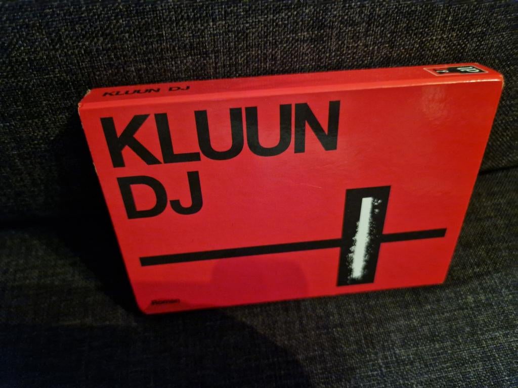 Dwarsligger 493: DJ - Kluun, Ophalen of Verzenden, Zo goed als nieuw, Kluun