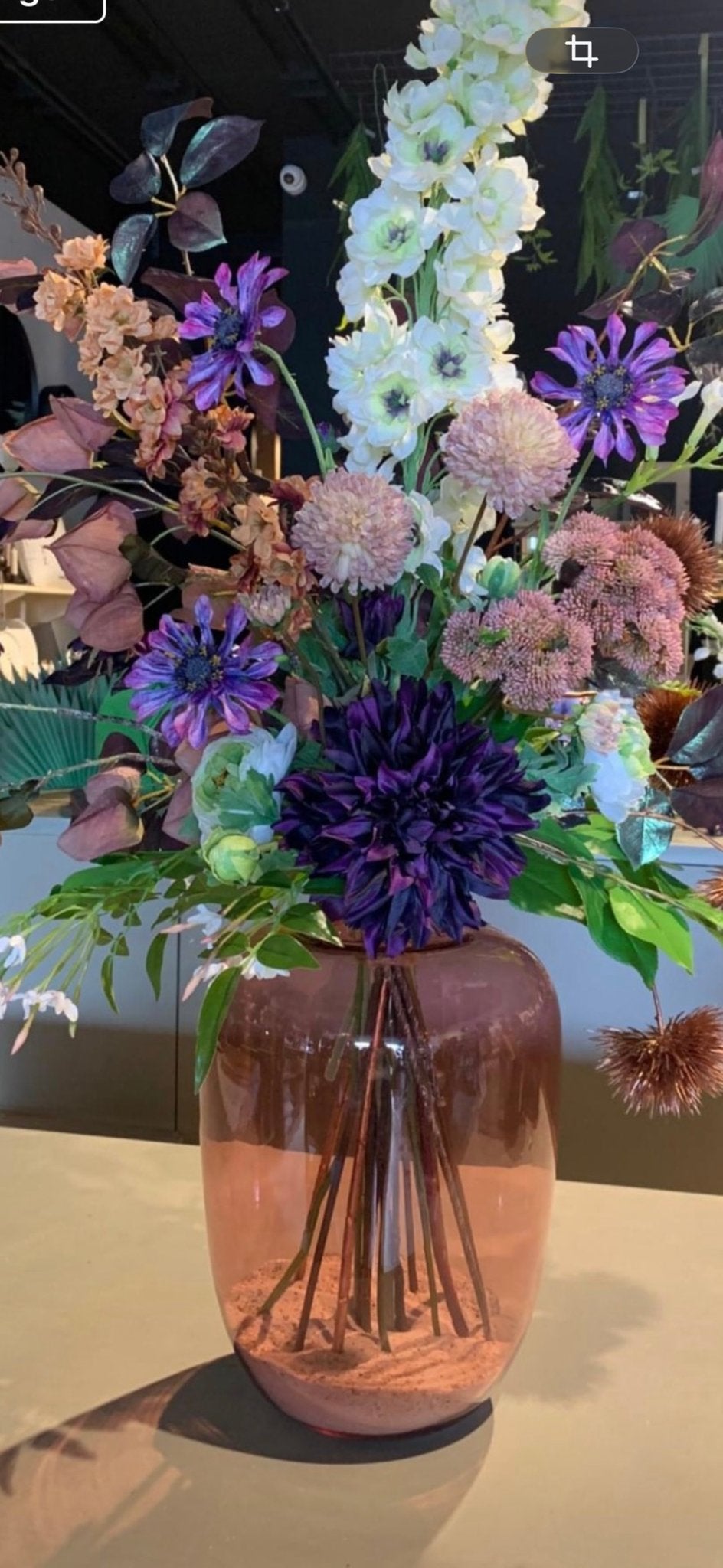 Prachtig Silka bloemenboeket in roze glazen vaas, Huis en Inrichting, Woonaccessoires | Vazen, Ophalen, Inclusief decoratie, Roze