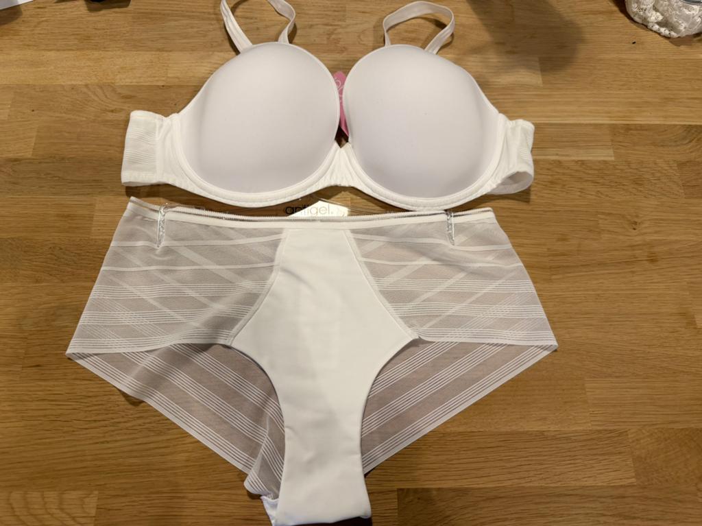 Antigel bh 85B string 42 slip 40 NIEUW!! Bh nu €47,50, Ophalen of Verzenden, Wit, Setje