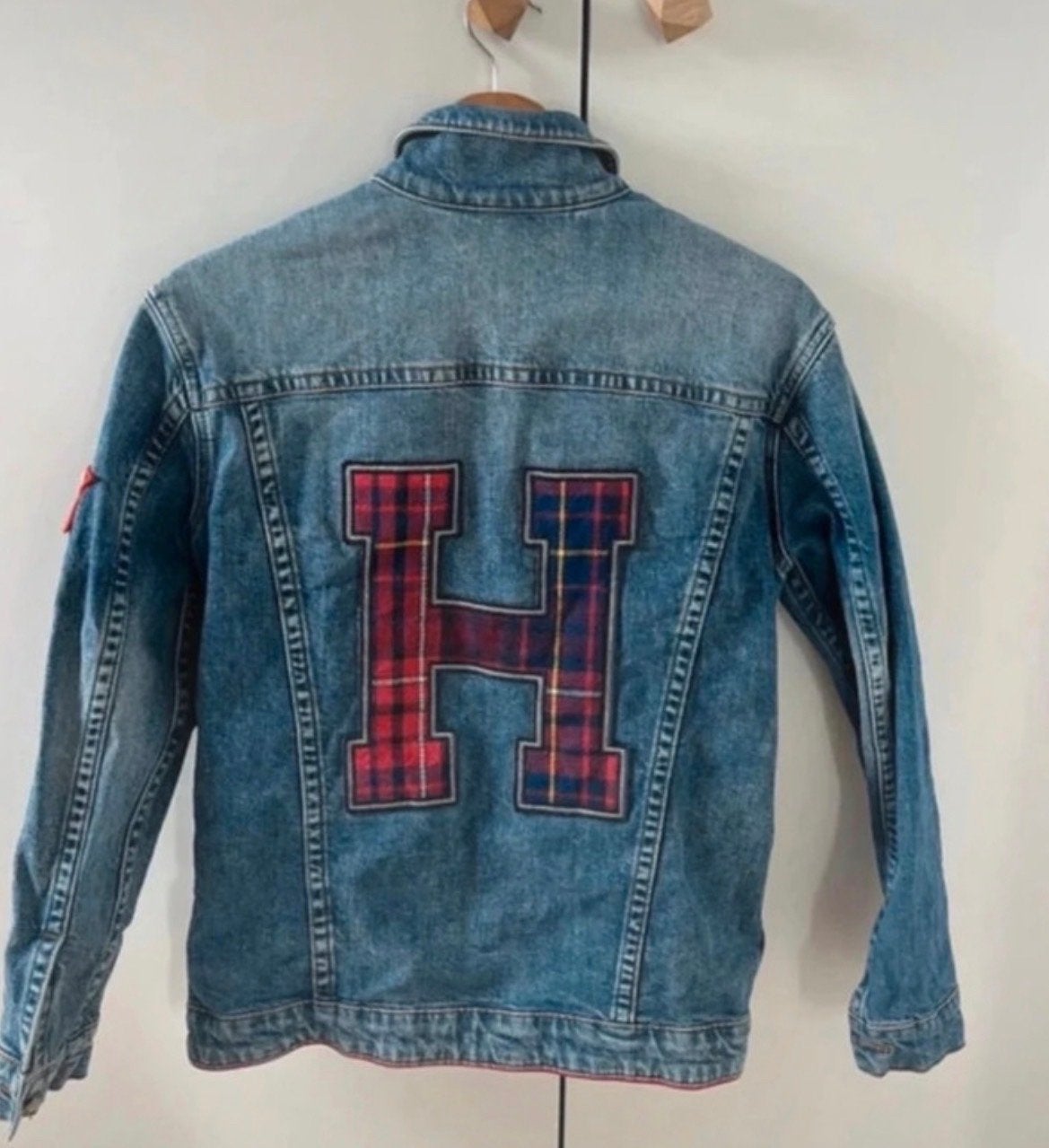 Tommy Hilfiger spijkerjas met 'H' en sterren, Ophalen of Verzenden, Zo goed als nieuw, Maat 36 (S), Blauw