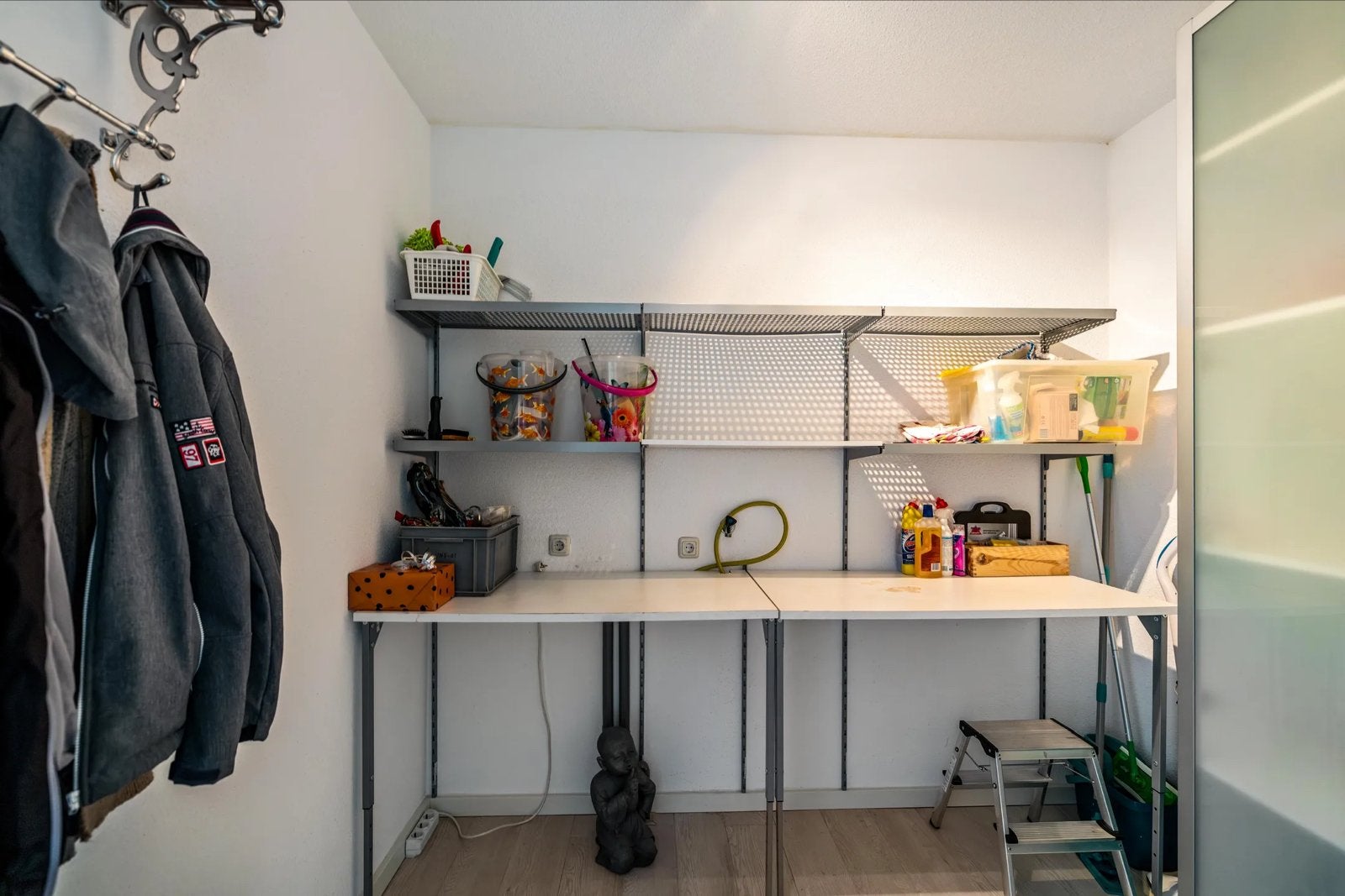 IKEA Boaxel opbergsysteem met planken en bureaupoten, Ophalen, Gebruikt
