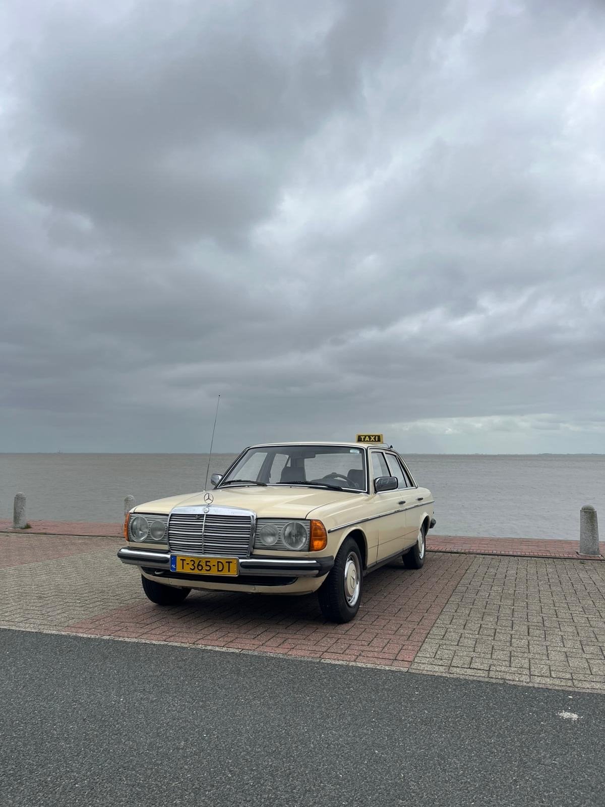 Oldtimer trekker en auto reparatie en beurten, Ophalen