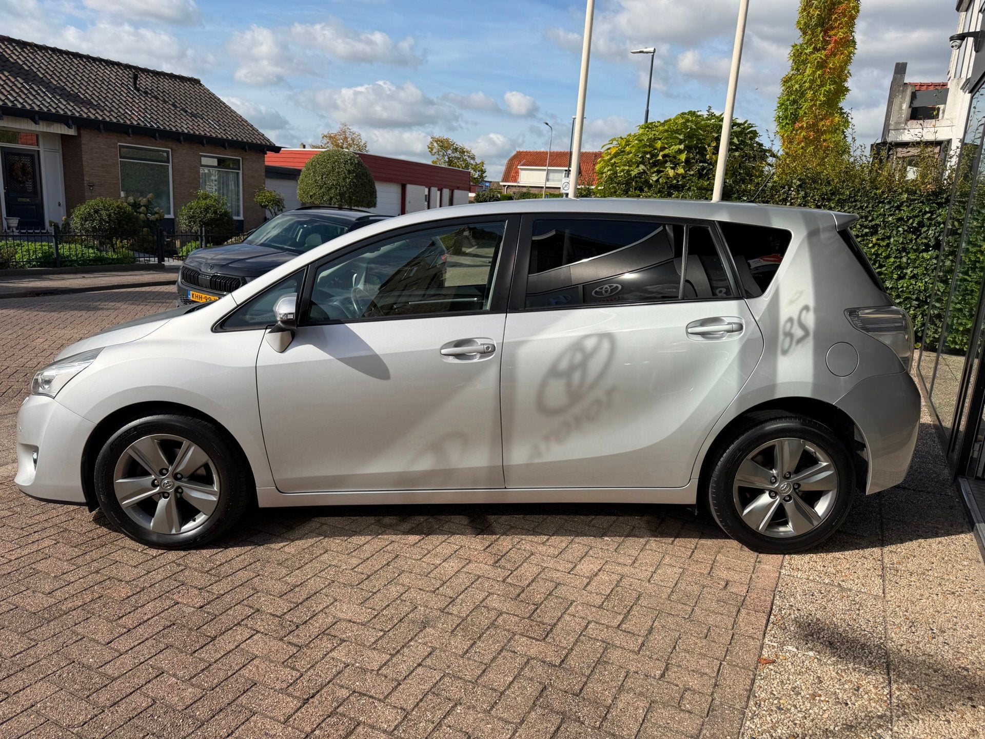 Toyota Verso 1.8 VVT-i Dynamic Business|Pano|Navi|Half Leder, Auto's, Dealer onderhouden, Gebruikt, 4 cilinders, Leder en Stof