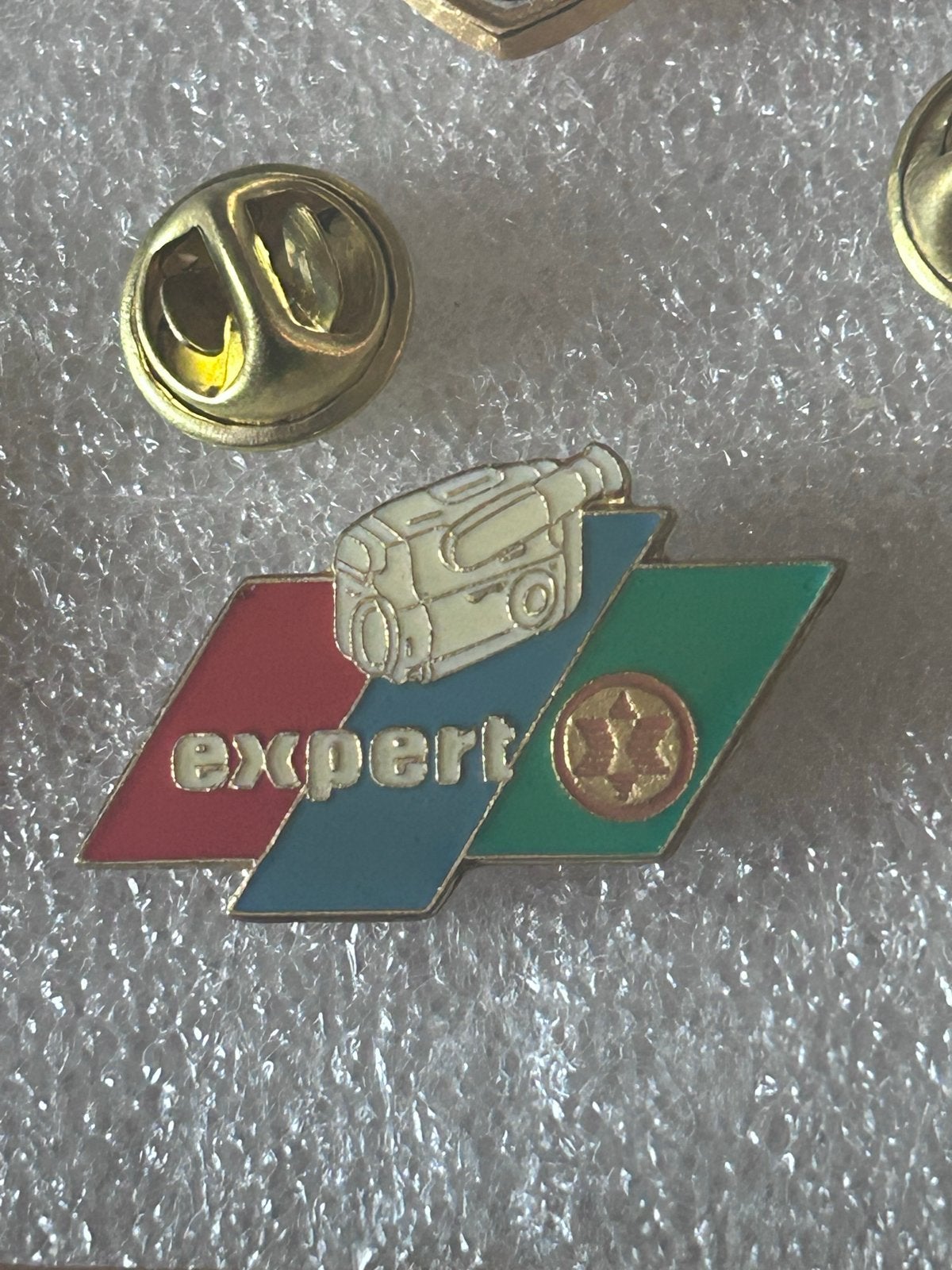 Vintage 'Expert' Pin met Videocamera - Zeldzaam Verzamelaars, Ophalen of Verzenden, Zo goed als nieuw, Overige onderwerpen, Speldje of Pin