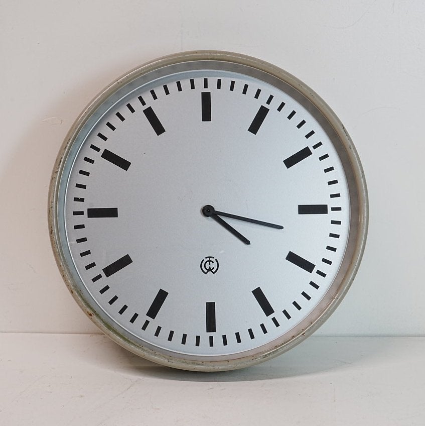 Vintage Nederlandse PTT wandklok op quartz uurwerk 11/1960., Ophalen of Verzenden, Gebruikt, Grijs, Wandklok