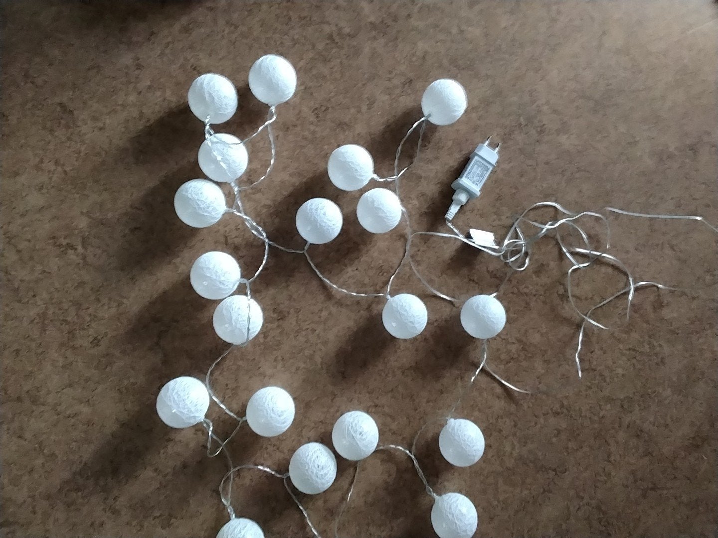 Witte lichtslinger met 20 kunststof bollen werkt op stekker, Ophalen, Gebruikt, Kunststof, Modern