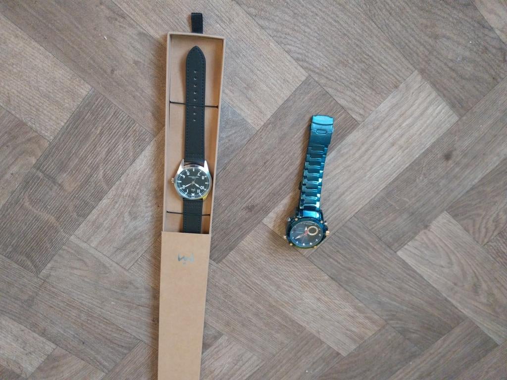 Twee polshorloges - Zwart leer en blauw staal, Sieraden, Tassen en Uiterlijk, Horloges | Heren, Ophalen, Overige materialen, Polshorloge