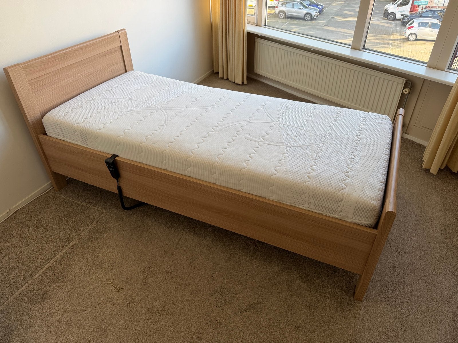 Seniorenbed met elektrische lattenbodem en pocketvering matr, Ophalen, Eenpersoons, 210 cm, Zo goed als nieuw