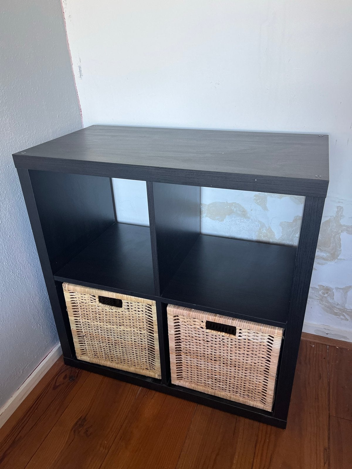 Zwart IKEA Kallax Kastje met 2 rieten manden, Ophalen, Gebruikt