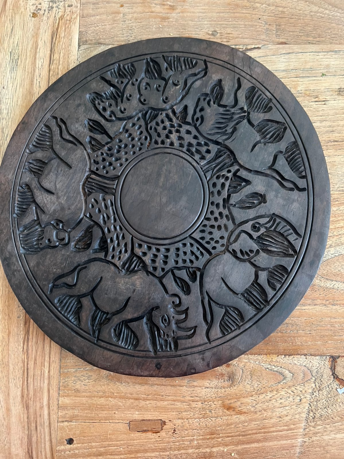 Afrikaans Malawiaanse hand gesneden bijzettafel., Overige onderwerpen, Houtsnijwerk, Ophalen of Verzenden, Zwart
