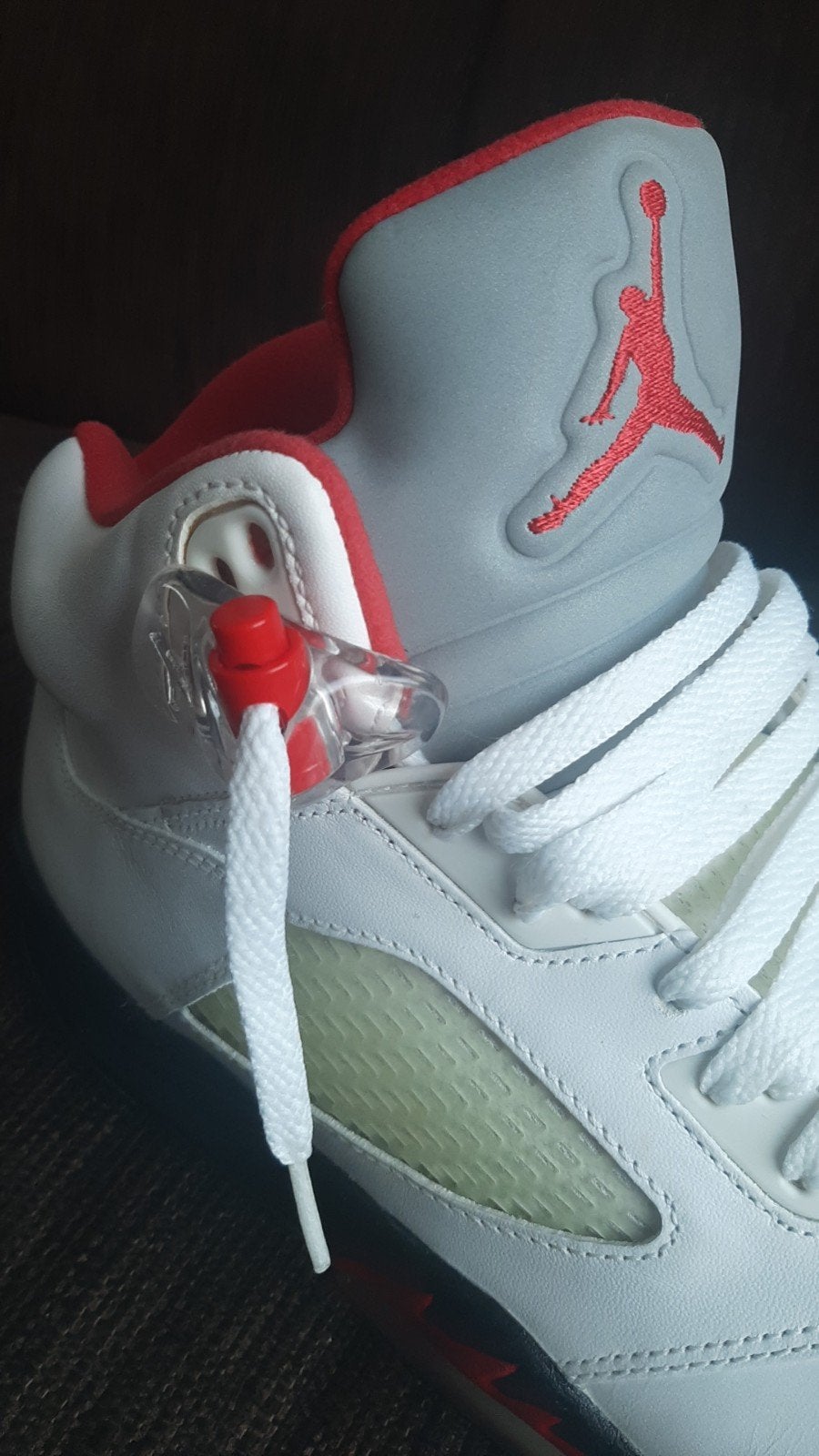 Nike Air jordan 5 White Red. Metallic Grey. Maat 45 (USA 11), Sport en Fitness, Basketbal, Ophalen of Verzenden, Zo goed als nieuw