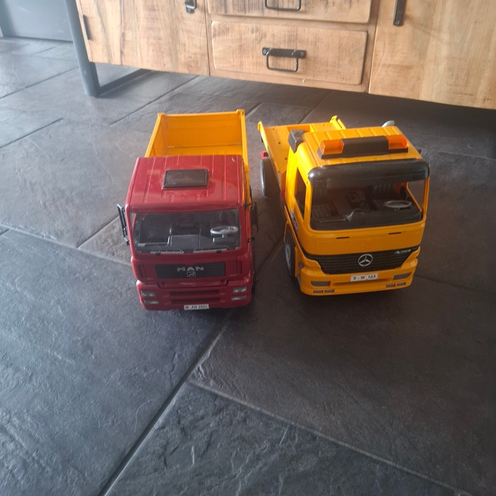 2 Bruder vrachtwagens: kiepwagen en takelwagen, Ophalen of Verzenden, Gebruikt