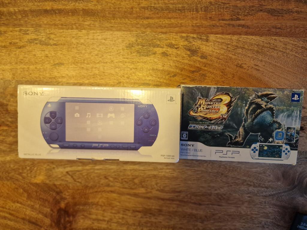 2x Sony playstation psp Jpn import., Spelcomputers en Games, Spelcomputers | Sony PSP, Ophalen of Verzenden, Zo goed als nieuw