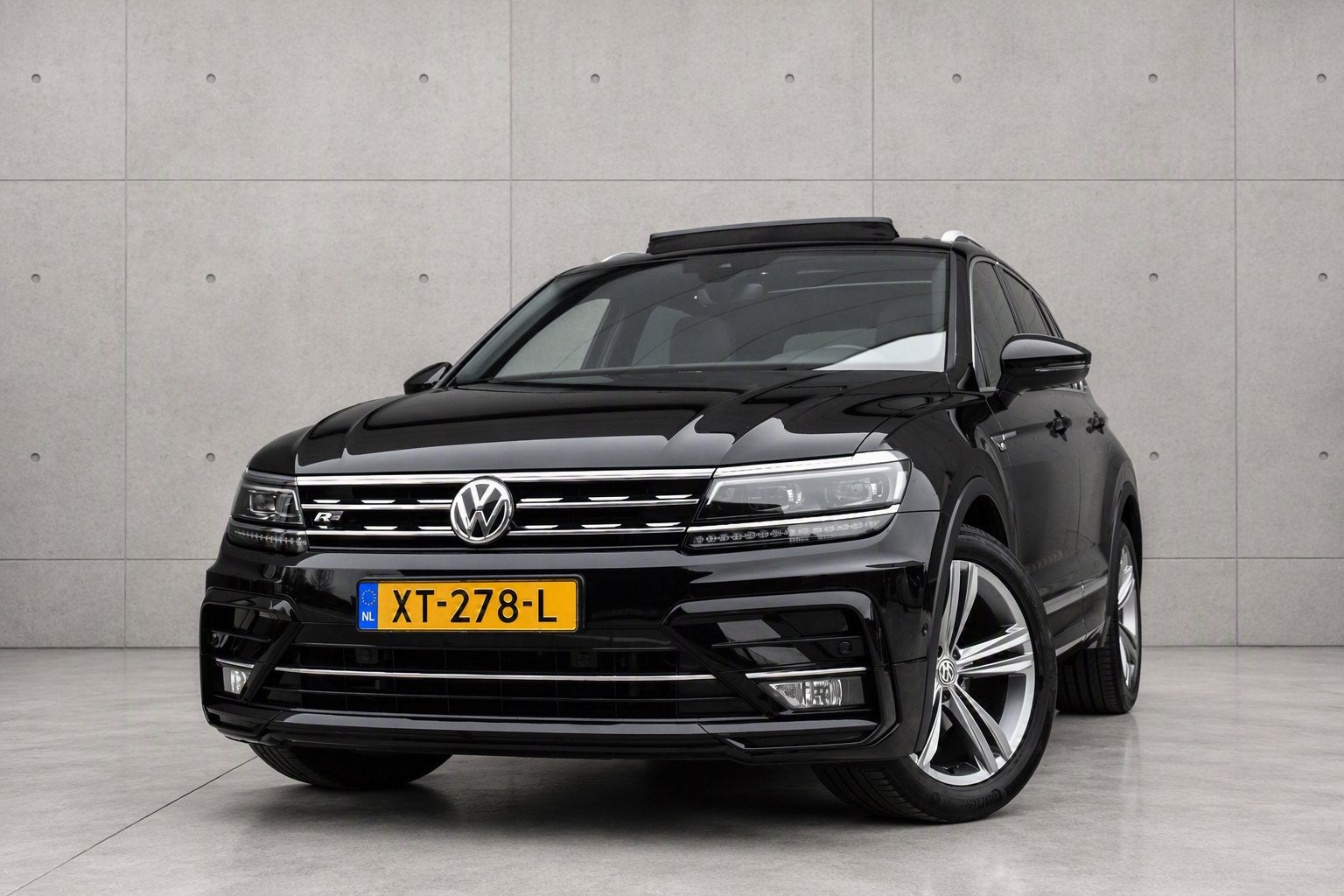 Volkswagen Tiguan R-LINE 1.5 TSI ACT 180pk DSG 2019 Zwart, Auto's, Volkswagen, Zwart, 4 cilinders, Zwart, Origineel Nederlands