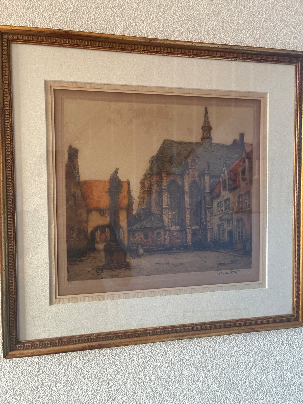 Gesigneerde en genummerde ets van een stadsgezicht, Antiek en Kunst, Stadsgezicht, Ophalen of Verzenden, 1900 - 1949, Genummerd