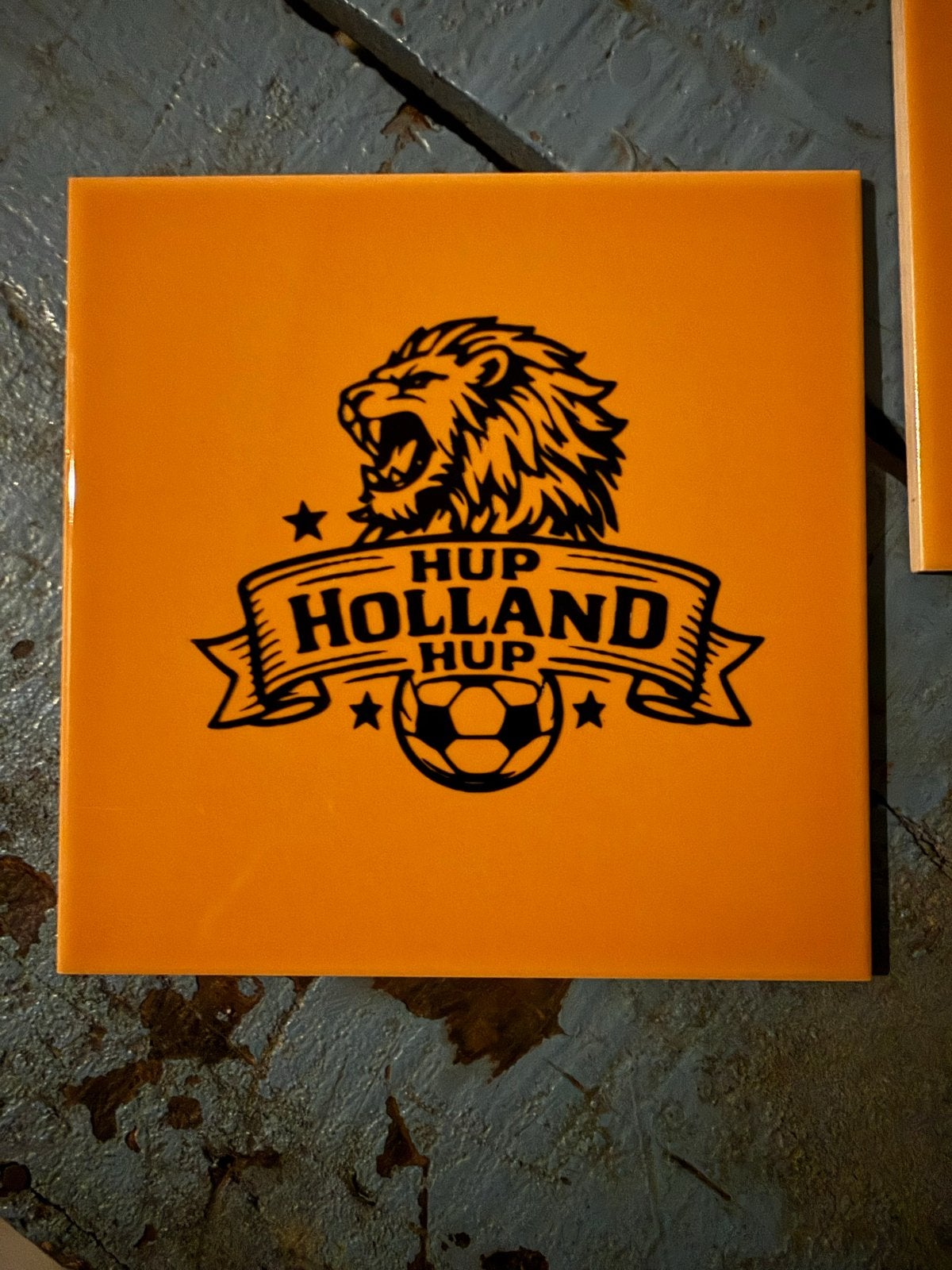 WK Oranje Tegel 15x15 cm met houder - Holland Leeuw Voetbal, Ophalen of Verzenden, Nieuw, Overige sporten, Overige typen
