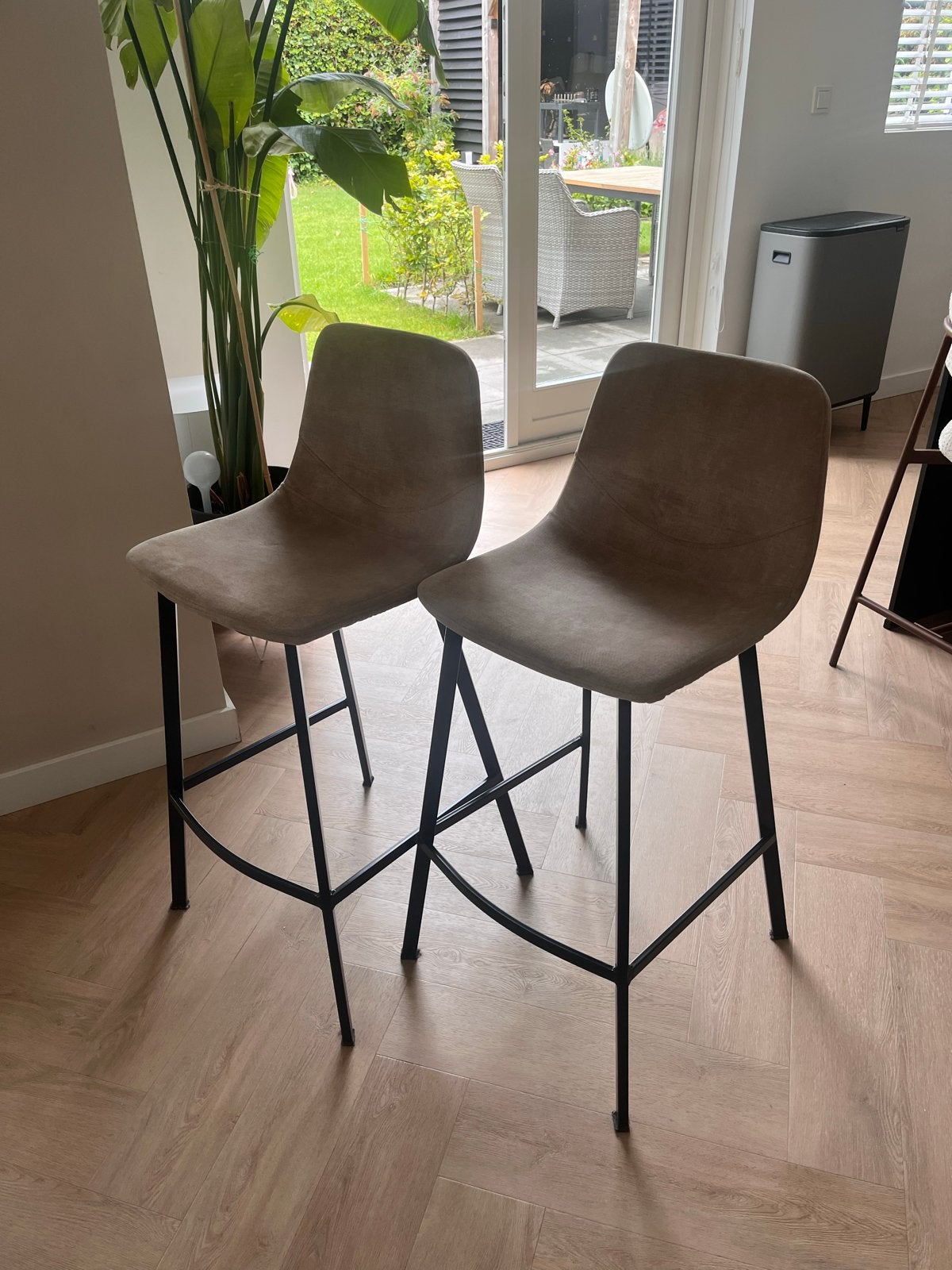 Barkruk velvet white sand 70 cm zithoogte, Huis en Inrichting, Barkrukken, Ophalen, Met voetsteun, 60 tot 90 cm, Zo goed als nieuw