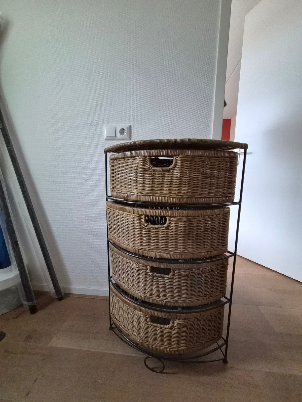 Rotan/rieten hoekkastje met metalen frame, Ophalen, Gebruikt