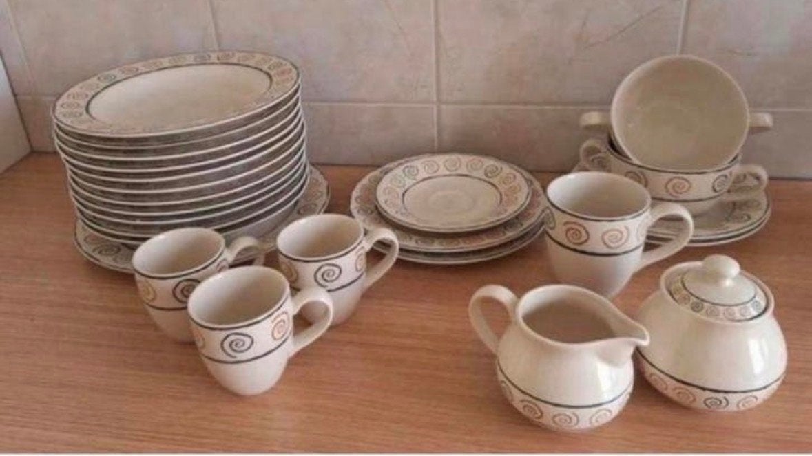 Crèmekleurig servies met spiraalpatroon, Ophalen, Gebruikt, Keramiek, Compleet servies