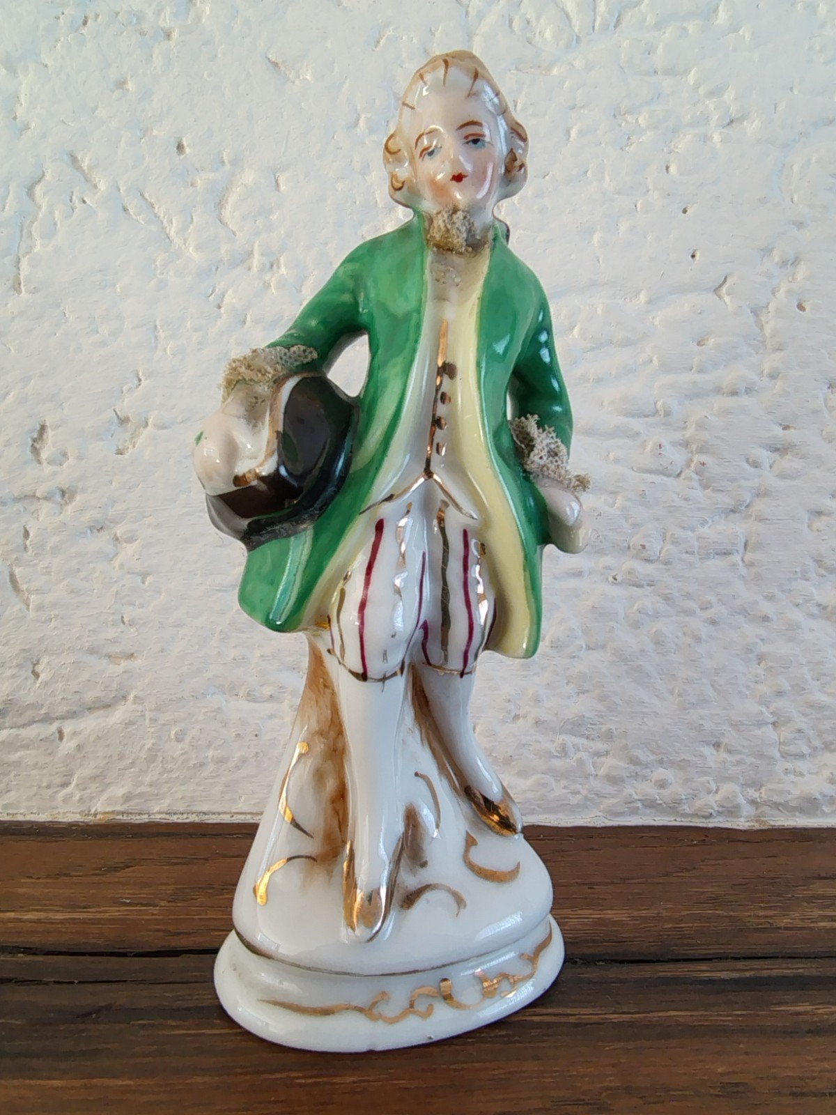 Antiek porseleinen beeldje van een heer in groene jas, Ophalen of Verzenden, Zo goed als nieuw, Mens