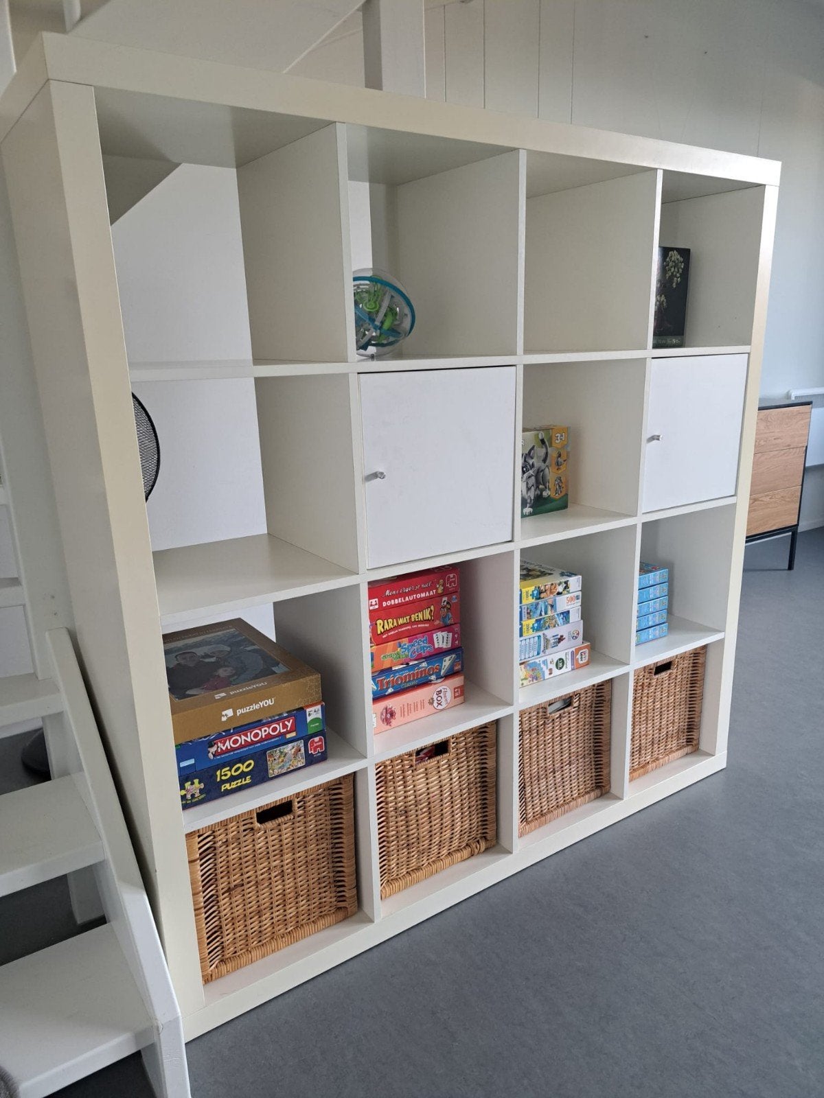 Ikea kallax kast 16 vaks met 2 deurtjes, Huis en Inrichting, Ophalen, 100 tot 150 cm, 100 tot 150 cm, Zo goed als nieuw