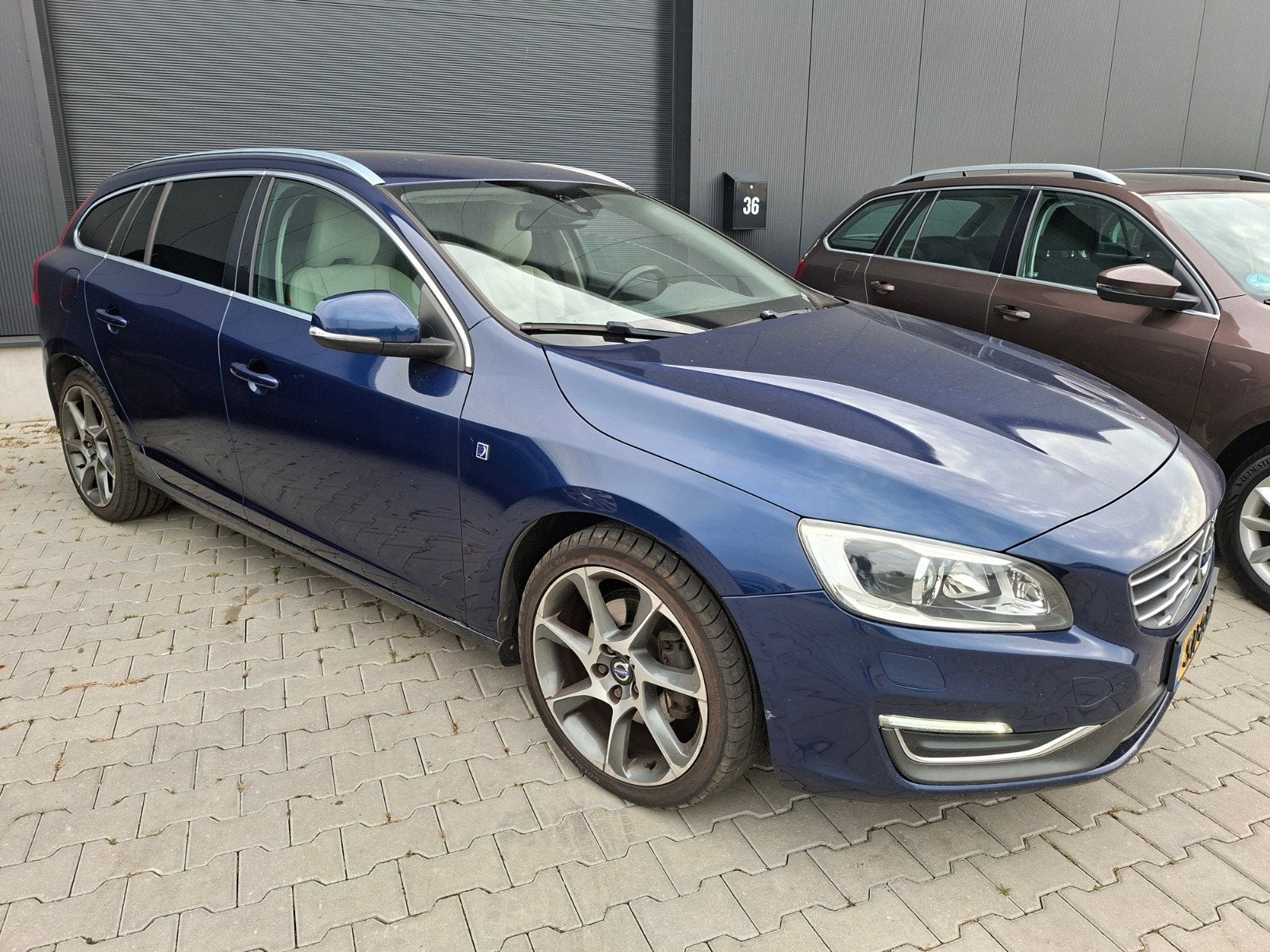 Volvo V60 D4 181pk Start/stop 2015 Blauw, Voorwielaandrijving, Dealer onderhouden, 1750 kg, 4 cilinders