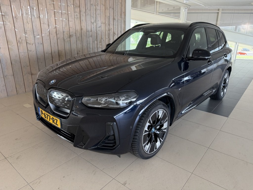 BMW iX3 High Executive 80 kWh SOH 96,6 % (bj 2022), Auto's, Gebruikt, 750 kg, Zwart, 420 min