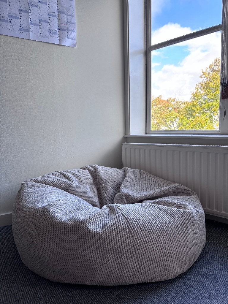 Lounge Pug / Big Bertha Zitzak Stoel, Pompom Crème, Ophalen, Zo goed als nieuw, Beige, Zitzak