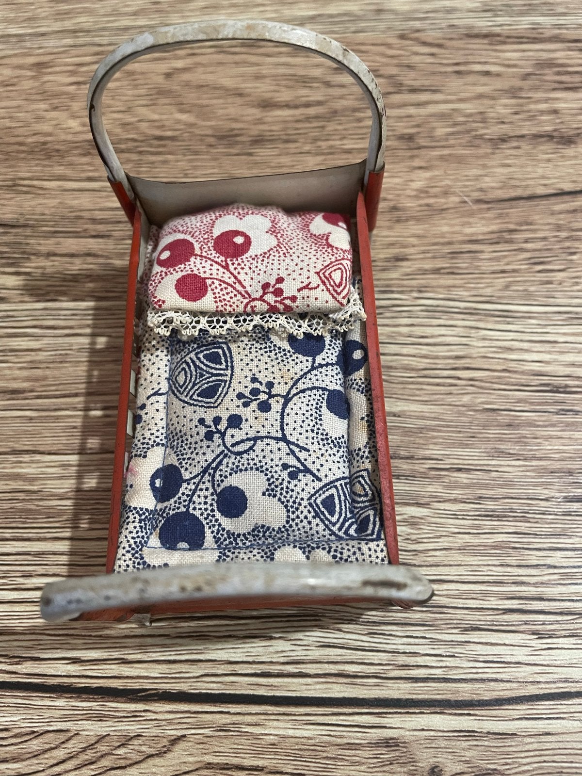Antiek metalen poppenbedje met beddengoed - 10cm, Ophalen of Verzenden