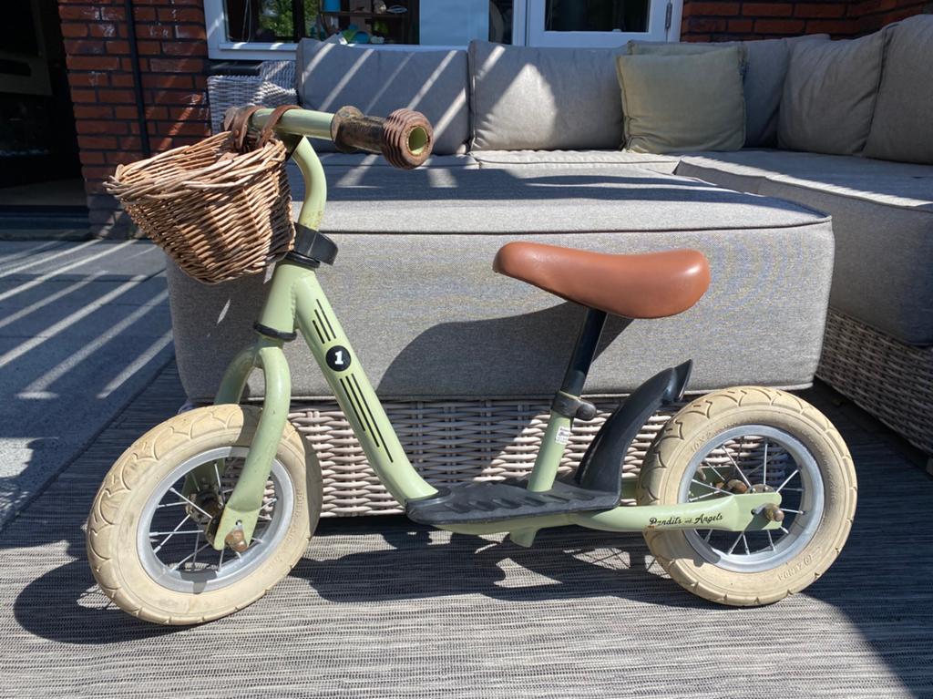 Bandits & Angels loopfiets met rieten mandje, Kinderen en Baby's, Speelgoed | Buiten | Voertuigen en Loopfietsen, Ophalen, Gebruikt