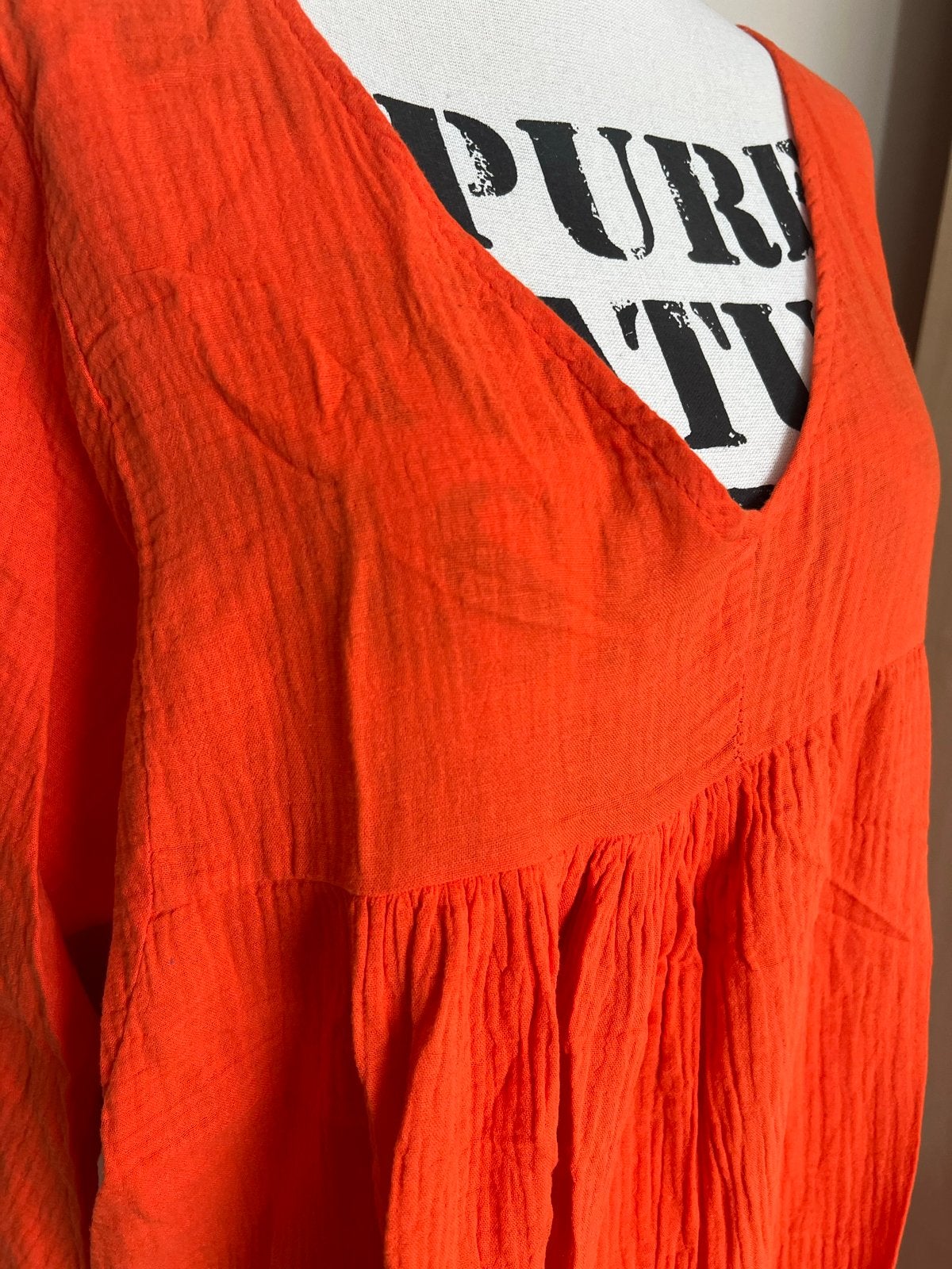 Oranje maxi jurk van mousseline met V-hals, Kleding | Dames, Jurken, Zo goed als nieuw, Maat 38/40 (M), Oranje, Onder de knie