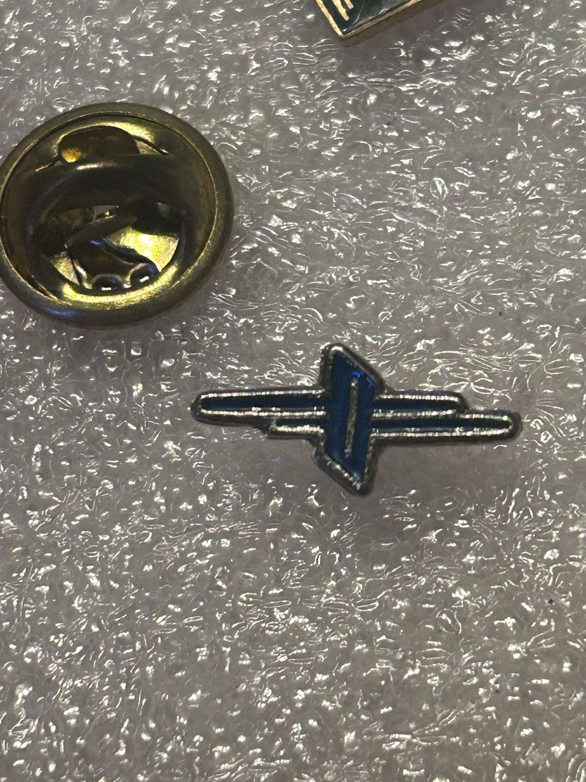 Vintage ddr voertuig Pin, Ophalen of Verzenden, Gebruikt, Transport, Speldje of Pin
