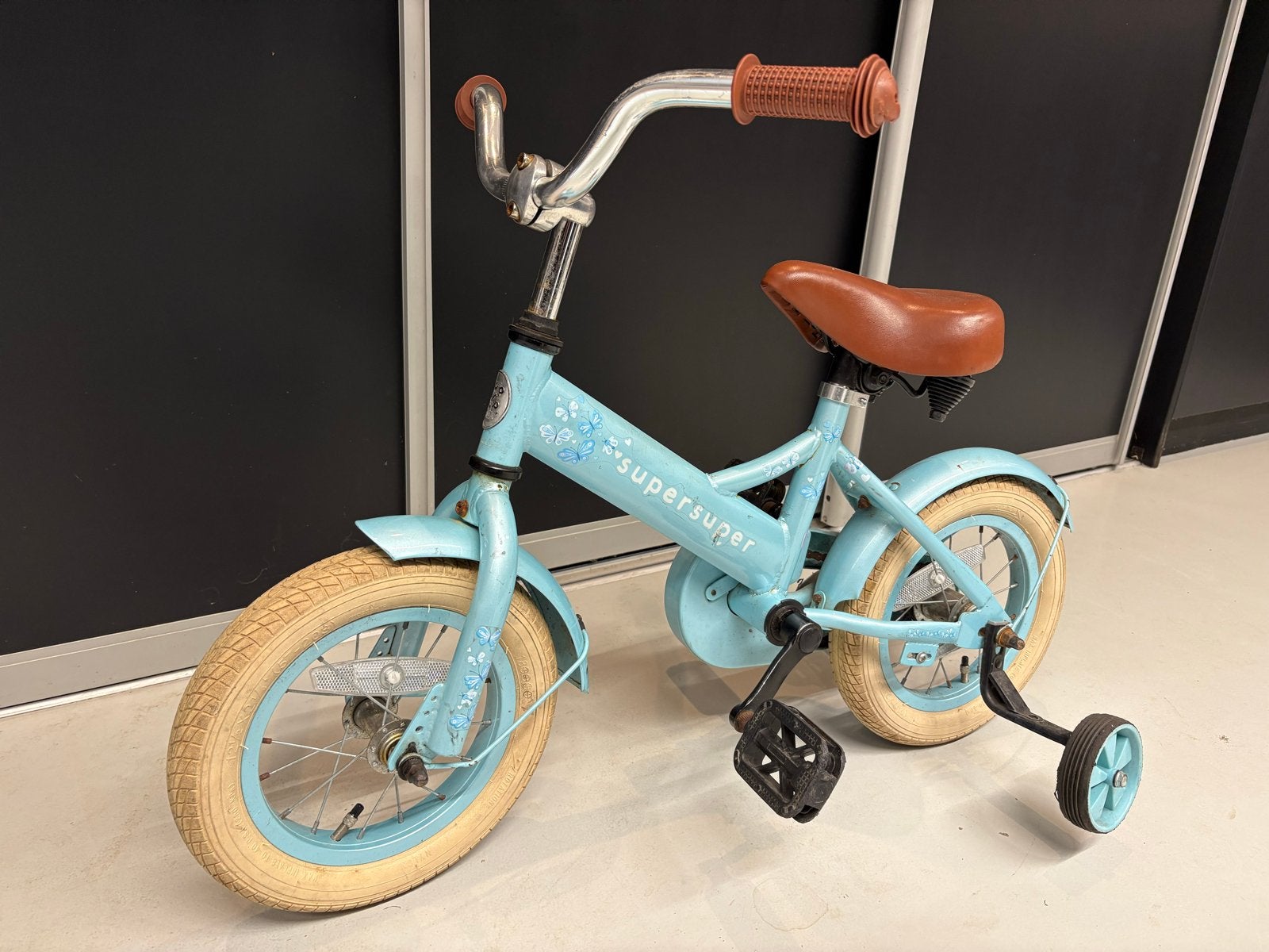 SuperSuper Kinderfiets 12 inch met zijwieltjes, Ophalen, Terugtraprem, Zijwieltjes, Gebruikt