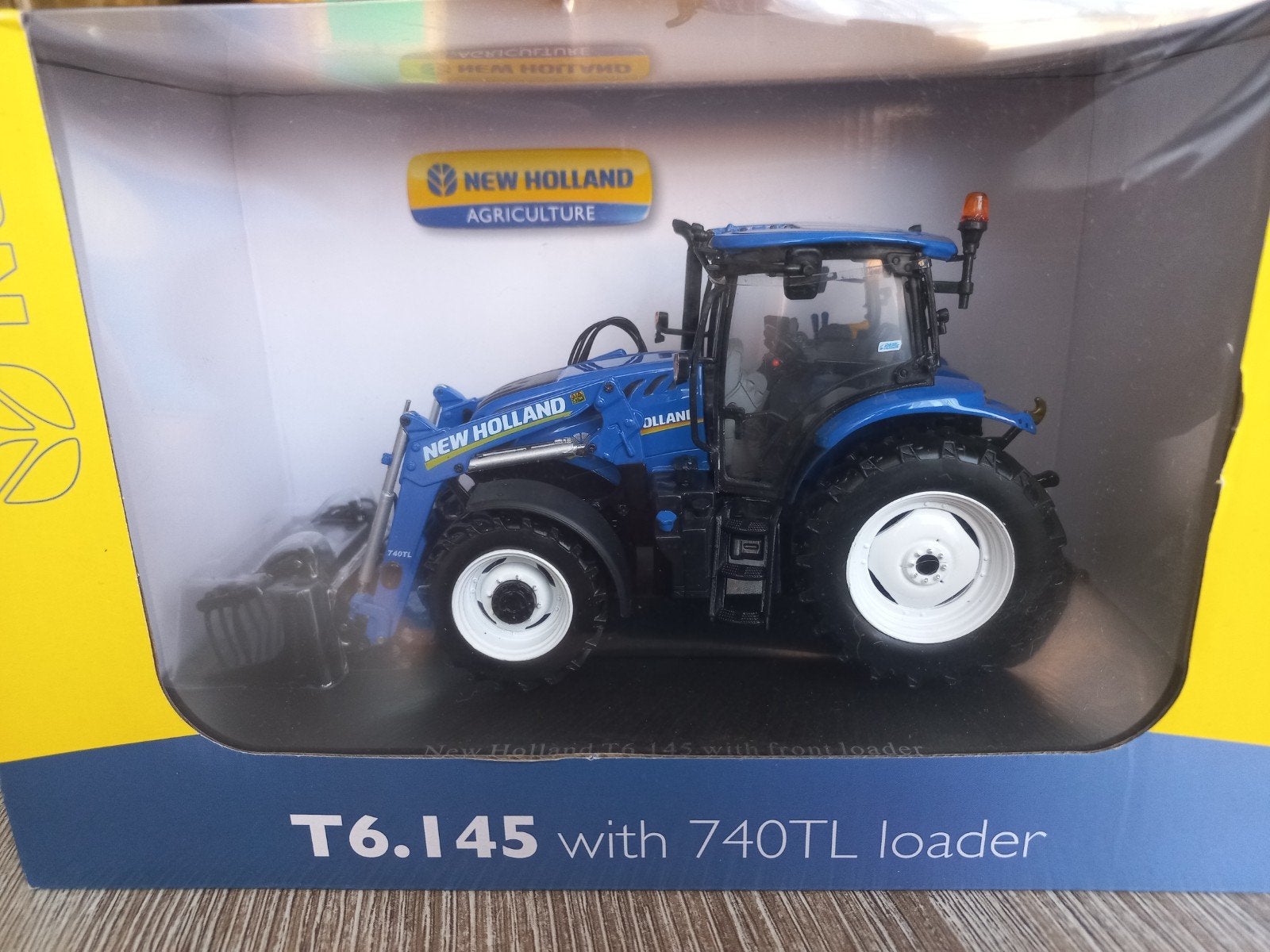 New Holland T6.145 met Voorlader 740 Tl Mestvork UH, Ophalen of Verzenden, Zo goed als nieuw, Tractor of Landbouw, Universal Hobbies