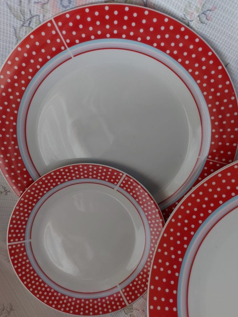 rood met witte stip servies Nieuw !!!, Ophalen, Nieuw, Overige stijlen, Bord(en)