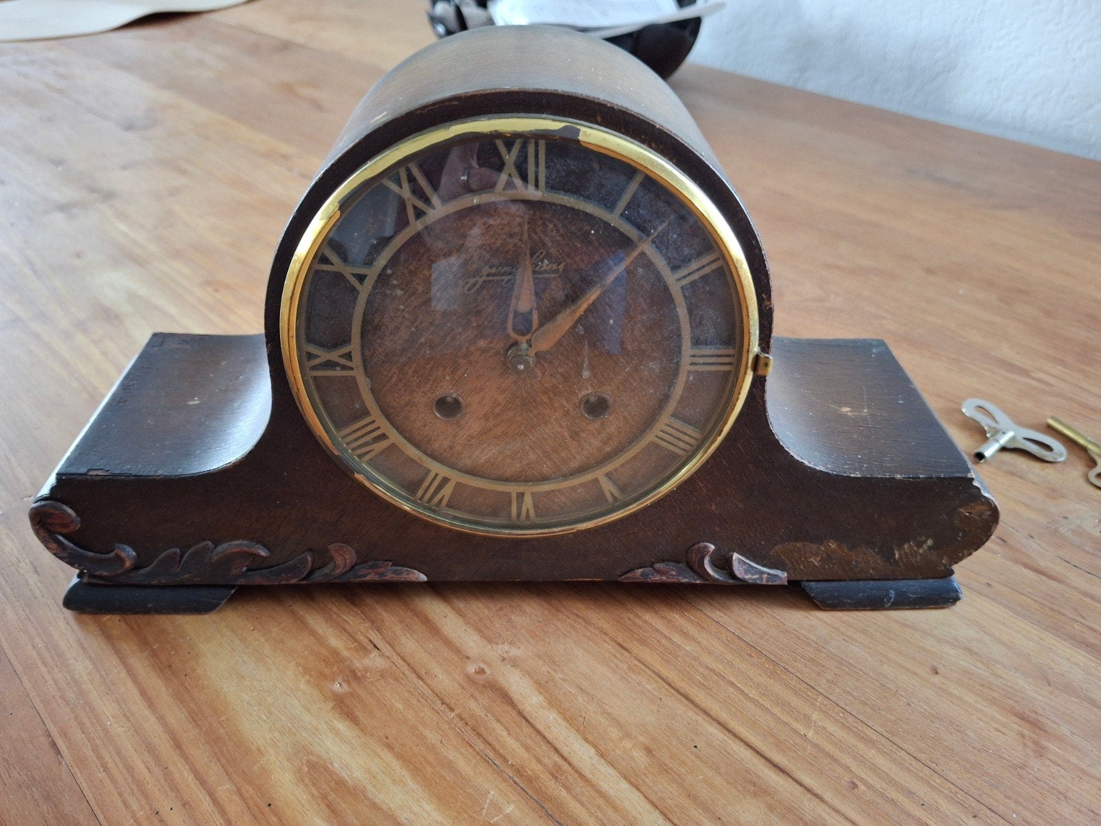 Antieke houten schoorsteenklok met sleutels, Antiek en Kunst, Ophalen of Verzenden