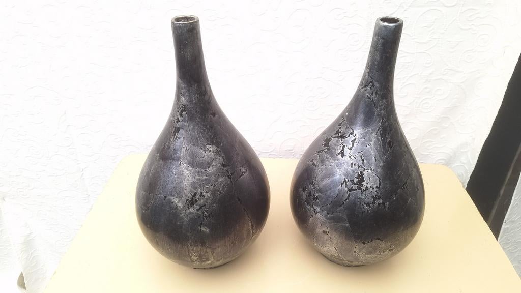 Twee zilverkleurige vazen, Todo Mundo, Ophalen of Verzenden, Overige kleuren, Aardewerk of Porselein, Minder dan 50 cm