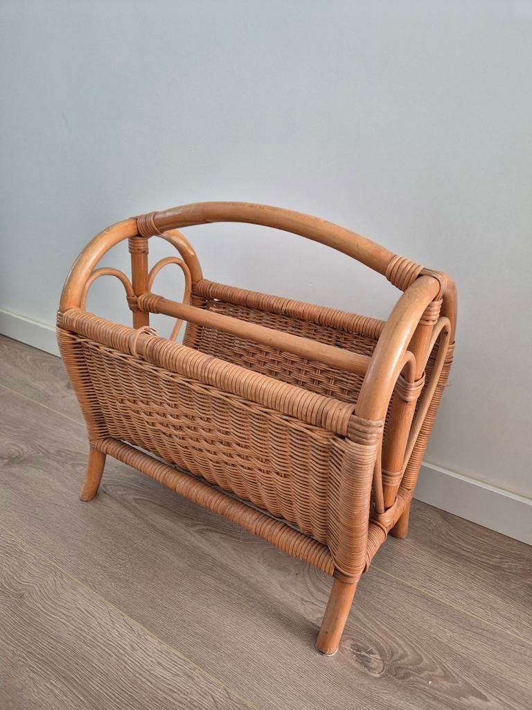 Rotan vintage lectuurmand, Ophalen