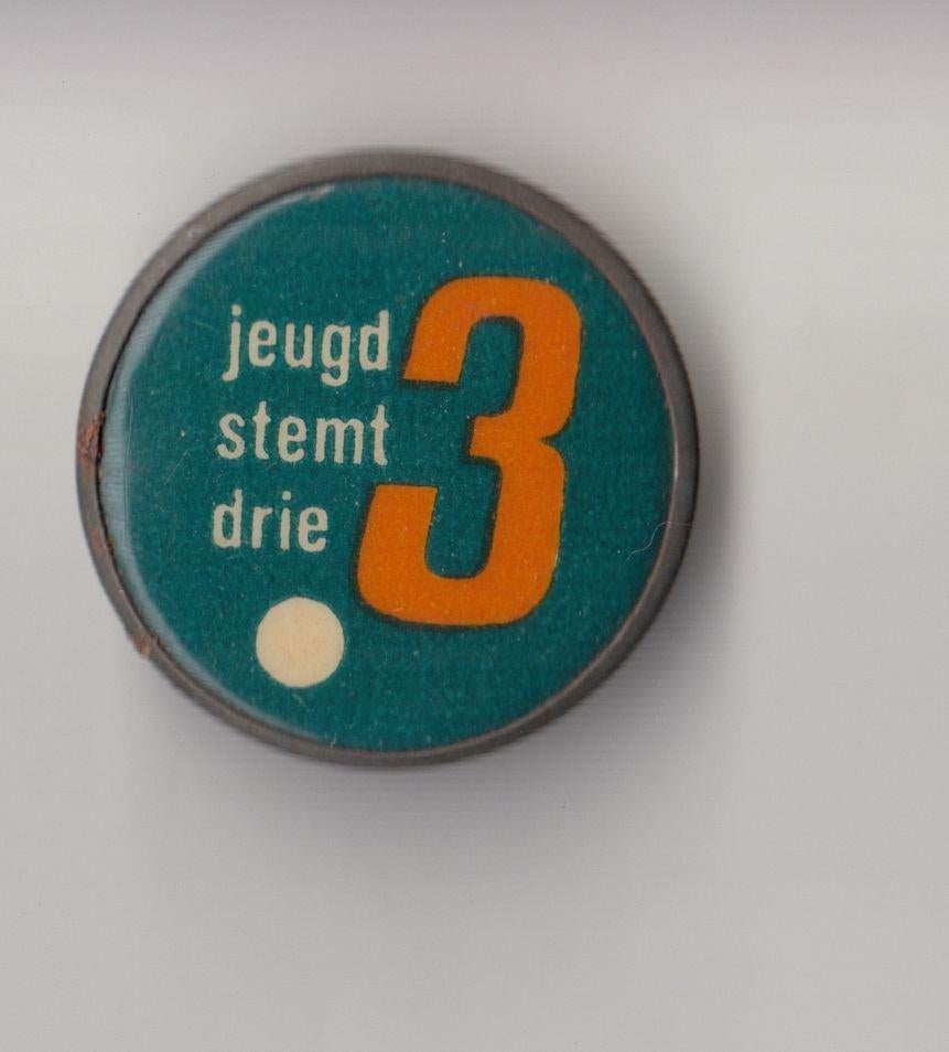 Jeugd Stemt 3 Politiek broche, Verzamelen, Speldjes, Pins en Buttons, Gebruikt, Speldje of Pin, Overige onderwerpen, Ophalen of Verzenden