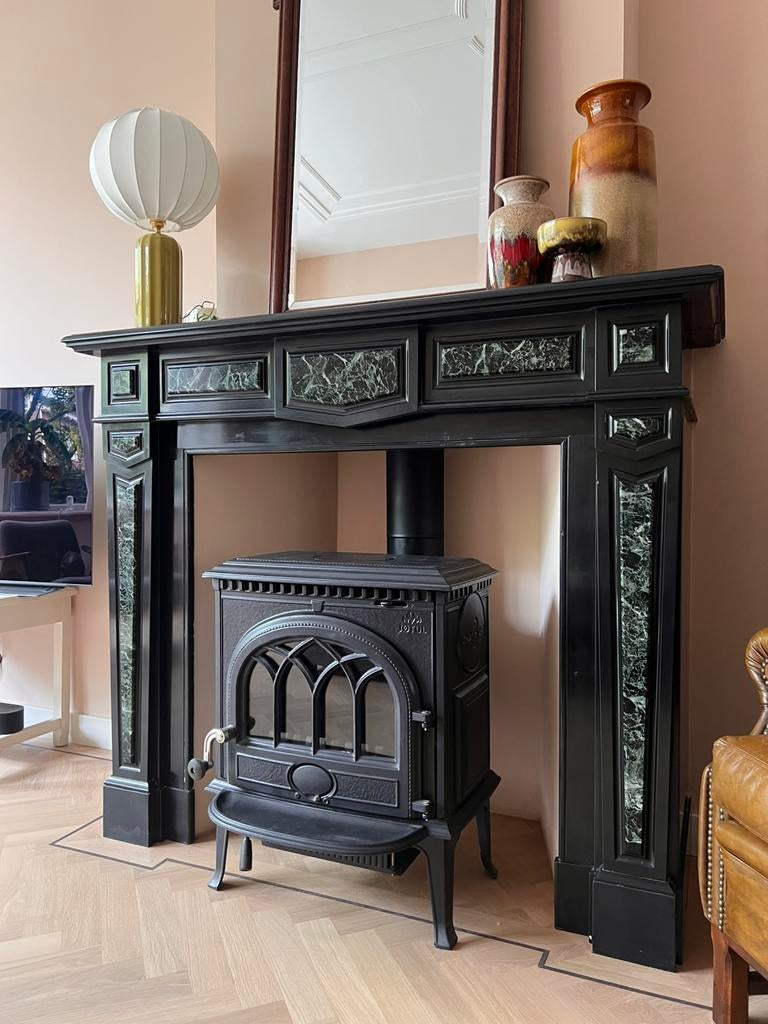 Houtkachel met zwart marmen schouw, openhaard mantel, Huis en Inrichting, Haarden, Ophalen, Zo goed als nieuw, Vrijstaande haard