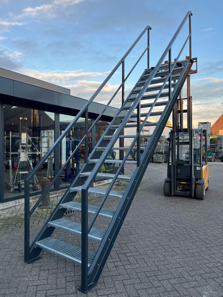 Stalen trap/metalen trap/entresol trap/verdiepingstrap 350CM, Ophalen, Nieuw, Trap, 2 tot 4 meter