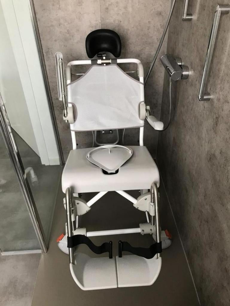 Douchestoel/toiletrolstoel Kantelbaar, Ophalen, Zo goed als nieuw