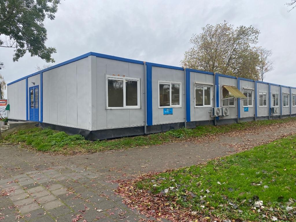 Tijdelijk Schoolgebouw  met 6 lokalen ,toiletten,kantoor, Doe-het-zelf en Verbouw, Bouwketen en Schaftketen, Ophalen, Gebruikt